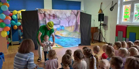 Powiększ grafikę: Na zdjęciu aktor z Teatru Duet i dziewczynka biorąca czynny udział w przedstawieniu.