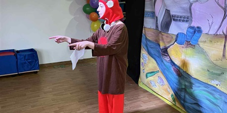 Powiększ grafikę: Na zdjęciu aktorka Teatru Duet, w tle dekoracja.
