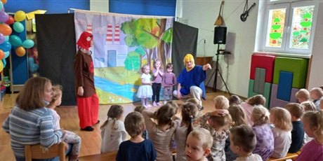 Powiększ grafikę: Na zdjęciu widownia, aktorzy z Teatru Duet i trzy dziewczynki; w tle dekoracja