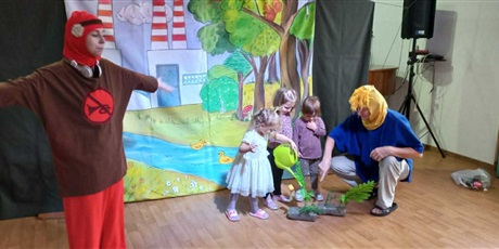 Powiększ grafikę: Na zdjęciu aktorzy z Teatru Duet i trzy dziewczynki; w tle dekoracja