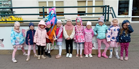 Powiększ grafikę: Kosmoludki witają wiosnę z Marzanną, którą sami wykonali