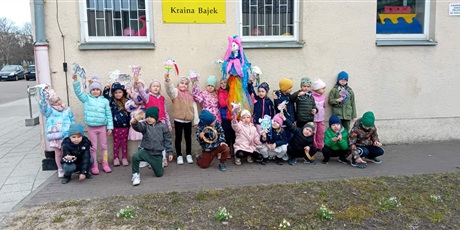 Powiększ grafikę: Kosmoludki witają wiosnę z Marzanną, którą sami wykonali