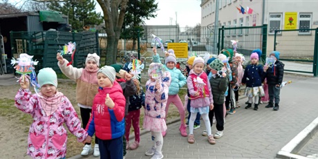 Powiększ grafikę: Kosmoludki witają wiosnę z Marzanną, którą sami wykonali