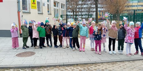 Powiększ grafikę: Kosmoludki witają wiosnę z Marzanną, którą sami wykonali