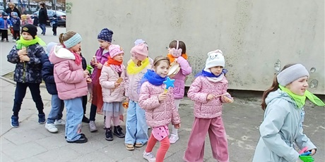 Powiększ grafikę: Ekoludki na spacerze, podczas którego witają wiosnę