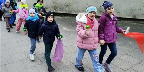 Powiększ grafikę: Ekoludki na spacerze, podczas którego witają wiosnę