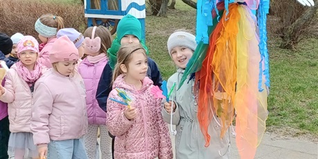 Powiększ grafikę: Ekoludki na spacerze, podczas którego witają wiosnę