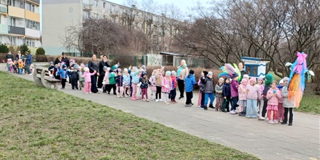 Powiększ grafikę: Przedszkolaki na spacerze, podczas którego witają wiosnę