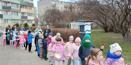 Powiększ grafikę: Przedszkolaki na spacerze, podczas którego witają wiosnę