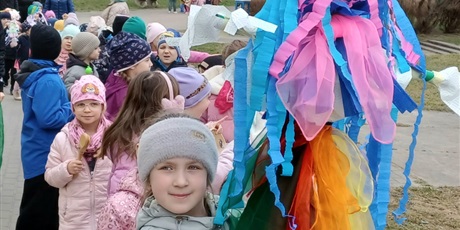 Powiększ grafikę: Ekoludki na spacerze, podczas którego witają wiosnę