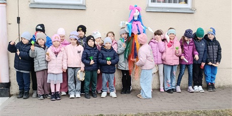 Powiększ grafikę: Ekoludki na spacerze, podczas którego witają wiosnę