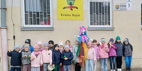 Powiększ grafikę: Ekoludki na spacerze, podczas którego witają wiosnę