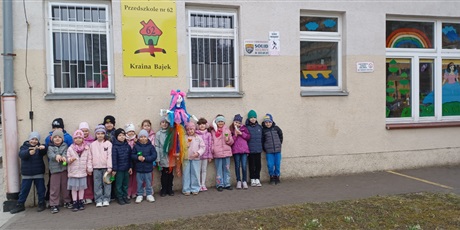 Powiększ grafikę: Ekoludki na spacerze, podczas którego witają wiosnę