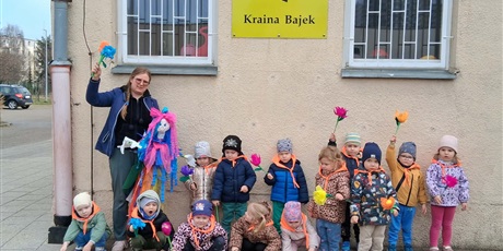 Powiększ grafikę: Krasnoludki na spacerze witają wiosnę