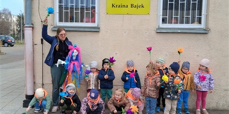 Powiększ grafikę: Krasnoludki na spacerze witają wiosnę