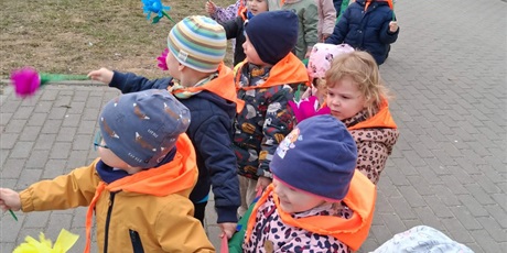 Powiększ grafikę: Krasnoludki na spacerze witają wiosnę