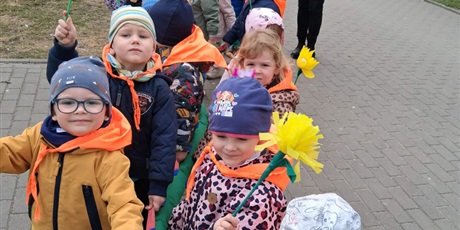 Powiększ grafikę: Krasnoludki na spacerze witają wiosnę