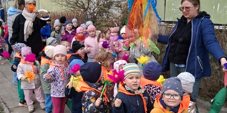 Powiększ grafikę: Krasnoludki na spacerze witają wiosnę