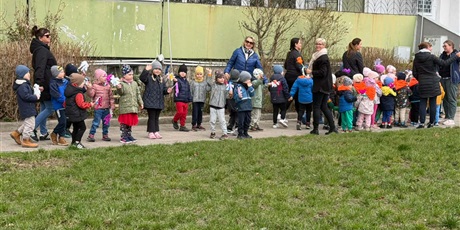 Powiększ grafikę: Na zdjęciu przedszkolaki na spacerze, podczas którego witają wiosnę
