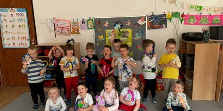 Powiększ grafikę: Bajkoludki witają wiosnę - na zdjęciu dzieci trzymają swoje małe Marzanny