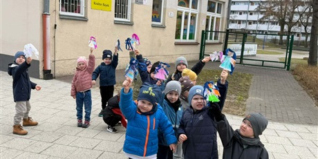 Powiększ grafikę: Bajkoludki na spacerze witają wiosnę