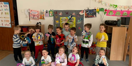 Powiększ grafikę: Bajkoludki witają wiosnę - na zdjęciu dzieci trzymają swoje małe Marzanny