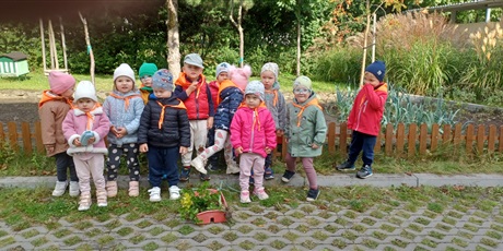 Powiększ grafikę: przedszkolaki-zebraly-plony-z-naszego-ogrodka-643006.jpg