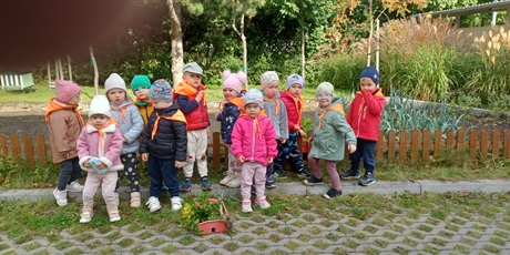 Powiększ grafikę: przedszkolaki-zebraly-plony-z-naszego-ogrodka-643009.jpg