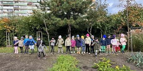 Powiększ grafikę: Bajkoludki zebrały plony z naszego ogródka.