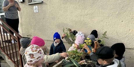 Powiększ grafikę: Bajkoludki zebrały plony z naszego ogródka.