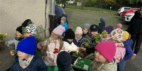 Powiększ grafikę: Bajkoludki zebrały plony z naszego ogródka.