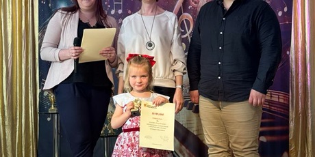 Powiększ grafikę: FESTIWAL PIOSENKI O ZŁOTĄ NUTKĘ KRÓLA MACIUSIA. Na zdjęciu uczestniczka z jury.