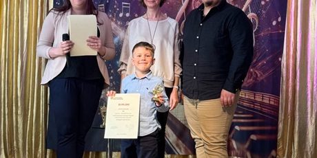 Powiększ grafikę: FESTIWAL PIOSENKI O ZŁOTĄ NUTKĘ KRÓLA MACIUSIA. Na zdjęciu uczestnik z jury.
