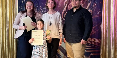 Powiększ grafikę: FESTIWAL PIOSENKI O ZŁOTĄ NUTKĘ KRÓLA MACIUSIA. Na zdjęciu uczestniczka z jury.
