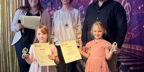 Powiększ grafikę: FESTIWAL PIOSENKI O ZŁOTĄ NUTKĘ KRÓLA MACIUSIA. Na zdjęciu uczestniczki z jury.
