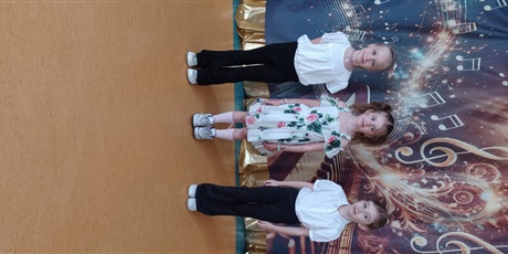 Powiększ grafikę: FESTIWAL PIOSENKI O ZŁOTĄ NUTKĘ KRÓLA MACIUSIA. Na zdjęciu uczestniczki festiwalu.