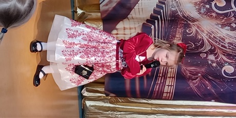 Powiększ grafikę: FESTIWAL PIOSENKI O ZŁOTĄ NUTKĘ KRÓLA MACIUSIA. Na zdjęciu uczestniczka festiwalu podczas występu.