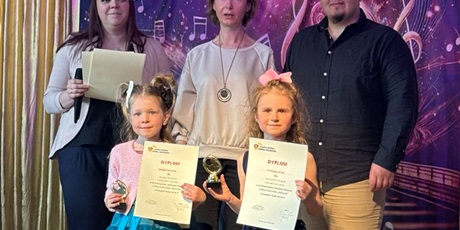 Powiększ grafikę: FESTIWAL PIOSENKI O ZŁOTĄ NUTKĘ KRÓLA MACIUSIA. Na zdjęciu uczestniczki festiwalu z jury.