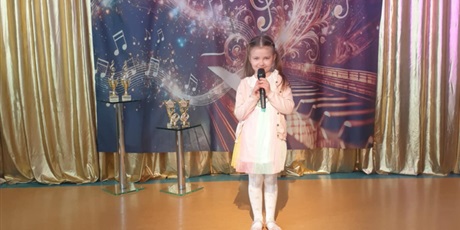 Powiększ grafikę: FESTIWAL PIOSENKI O ZŁOTĄ NUTKĘ KRÓLA MACIUSIA. Na zdjęciu uczestniczka podczas występu.