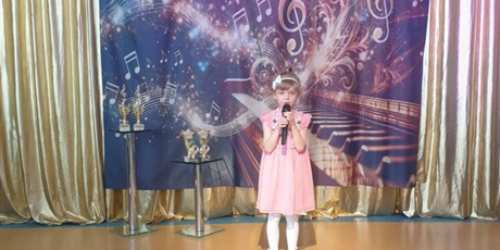 Powiększ grafikę: FESTIWAL PIOSENKI O ZŁOTĄ NUTKĘ KRÓLA MACIUSIA. Na zdjęciu uczestniczka podczas występu.