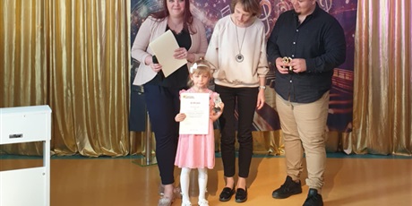 Powiększ grafikę: FESTIWAL PIOSENKI O ZŁOTĄ NUTKĘ KRÓLA MACIUSIA. Na zdjęciu uczestniczka z jury.