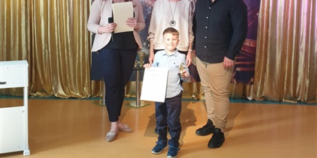 Powiększ grafikę: FESTIWAL PIOSENKI O ZŁOTĄ NUTKĘ KRÓLA MACIUSIA. Na zdjęciu uczestnik z jury.
