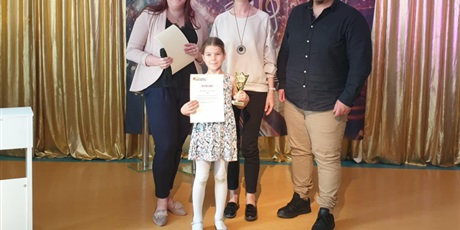 Powiększ grafikę: FESTIWAL PIOSENKI O ZŁOTĄ NUTKĘ KRÓLA MACIUSIA. Na zdjęciu uczestniczka z jury.
