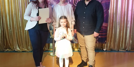 Powiększ grafikę: FESTIWAL PIOSENKI O ZŁOTĄ NUTKĘ KRÓLA MACIUSIA. Na zdjęciu uczestniczka z jury.