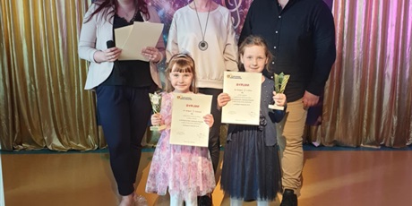 Powiększ grafikę: FESTIWAL PIOSENKI O ZŁOTĄ NUTKĘ KRÓLA MACIUSIA. Na zdjęciu uczestniczki z jury.