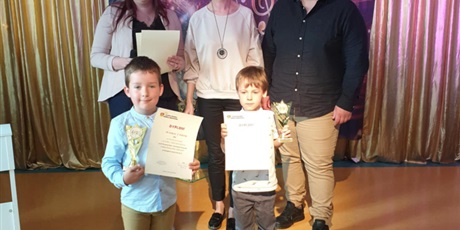 Powiększ grafikę: FESTIWAL PIOSENKI O ZŁOTĄ NUTKĘ KRÓLA MACIUSIA. Na zdjęciu uczestnicy z jury.