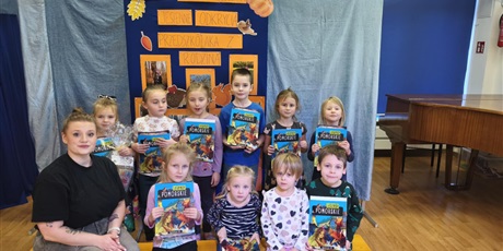 Powiększ grafikę: Na zdjęciu pani Wiktoria z dziećmi, które wzięły udział w konkursie