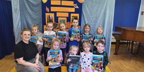 Powiększ grafikę: Na zdjęciu pani Wiktoria z dziećmi, które wzięły udział w konkursie