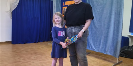 Powiększ grafikę: Na zdjęciu pani Wiktoria z dziewczynką, która wzięła udział w konkursie podczas wręczania nagrody