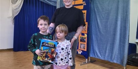 Powiększ grafikę: Na zdjęciu pani Wiktoria z dziećmi, które wzięły udział w konkursie podczas wręczania nagrody